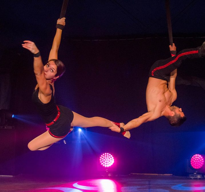 spectacle d'acrobaties aériennes - Acrobate Circus
